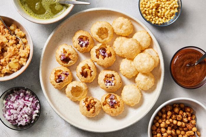 Trải nghiệm ẩm thực đường phố với Pani Puri ngon từ Ấn Độ.