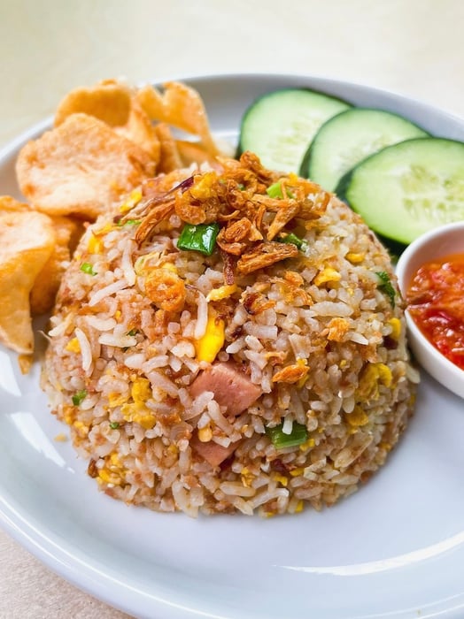 Nasi Goreng - món ăn đặc sản của Indonesia, gói trọn hương vị đậm đà