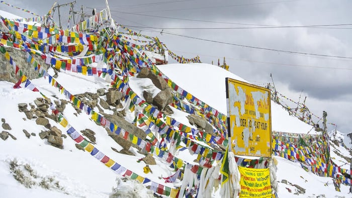 Đèo Khardung La nổi tiếng, trước đây là con đường dành cho ô tô cao nhất thế giới, hiện nay đã được một con đường khác ở Ấn Độ vượt qua, có độ cao 5.360m. Đèo Khardung La kết nối Leh với thung lũng Nubra và là con đường được sử dụng nhiều nhất để đến hồ Hunder, Diskit và Pangong.