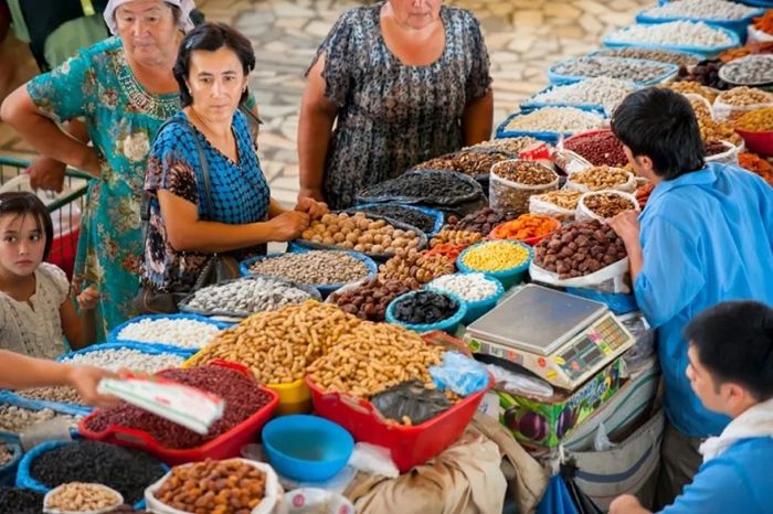 Mì Lagman là một món ăn đặc trưng của Uzbekistan, được chế biến từ mì tươi kèm thịt cừu, ớt xanh hoặc rau cải độc đáo. Bạn có thể thưởng thức món này tại bất kỳ nhà hàng nào ở Uzbekistan. Hãy trải nghiệm sự đa dạng và phong phú của ẩm thực địa phương này ngay!