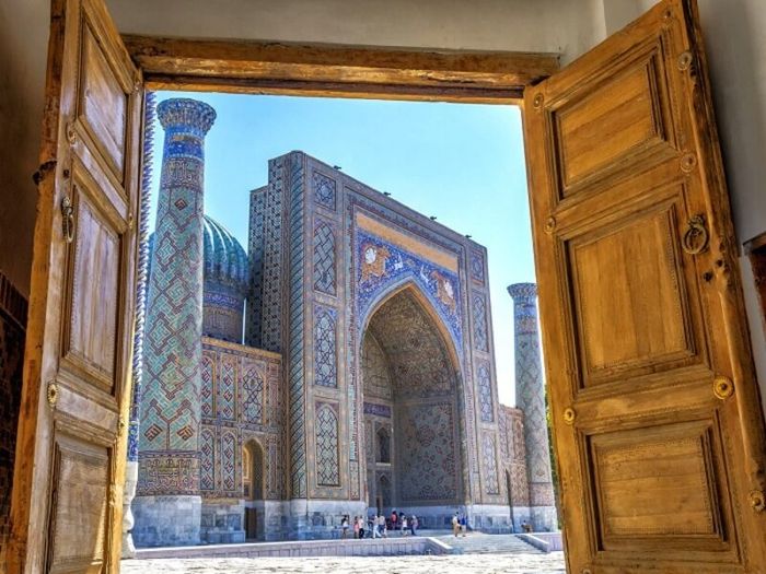 Tashkent, thủ đô của Uzbekistan, không nhận được sự chú ý như Samarkand, Bukhara và Khiva, nhưng lại là trung tâm kinh tế và văn hóa hàng đầu tại Trung Á. Thành phố này kết hợp giữa truyền thống và hiện đại, điều này thể hiện qua các điểm du lịch như khu phố Cổ Tashkent, vườn quốc gia Alisher Navoi, bảo tàng Lịch sử Quốc gia, bảo tàng Nghệ thuật Uzbekistan, bảo tàng Alisher Navoi, ga tàu điện ngầm lộng lẫy...