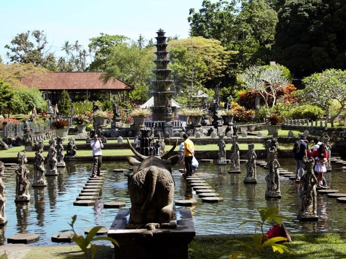 Khám phá cung điện nước Tirta Gangga độc đáo của Bali 6