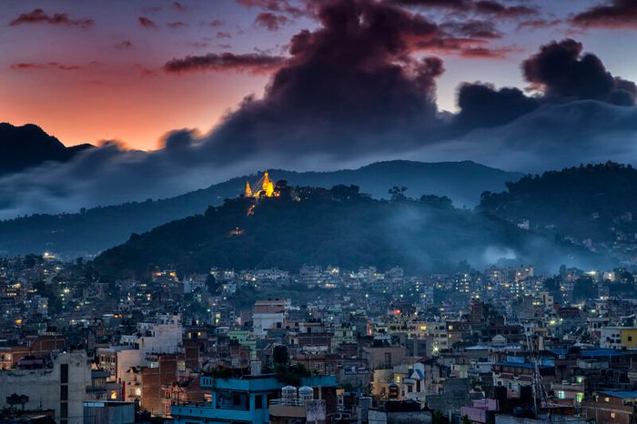 Kathmandu, thủ đô Nepal, là nơi linh thiêng với tiếng kinh cầu vọng lại từ những ngôi đền và tu viện.