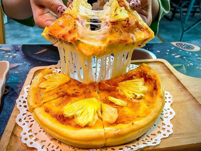 Thưởng thức chiếc bánh ngon tại Melio Pizza 6