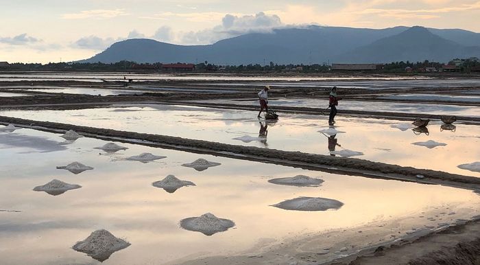 Sống chậm tại Kampot, thị trấn yên bình với sầu riêng ở Campuchia