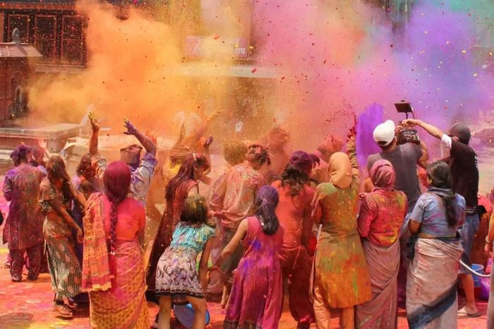 Tham gia lễ hội Holi đầy màu sắc tại Ấn Độ