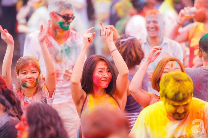 Tham gia lễ hội Holi đầy màu sắc tại Ấn Độ