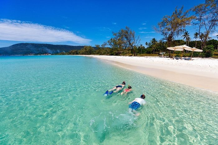 Thả mình tận hưởng không gian yên bình ở Koh Rong giữa dòng biển Campuchia