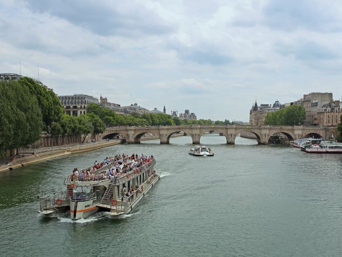 Lang thang trên dòng sông Seine thơ mộng giữa trung tâm Paris 6