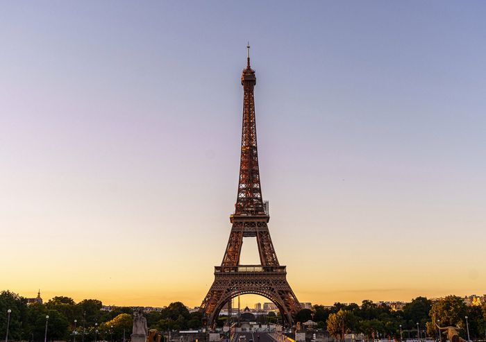 Tháp Eiffel vẫn tỏa sáng giữa vùng trời Paris tuyệt vời