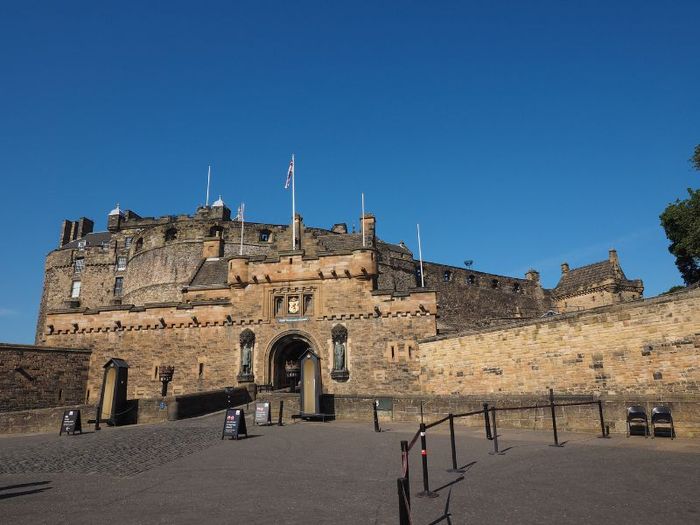 Khám phá lâu đài Edinburgh nguy nga nhất Scotland 7