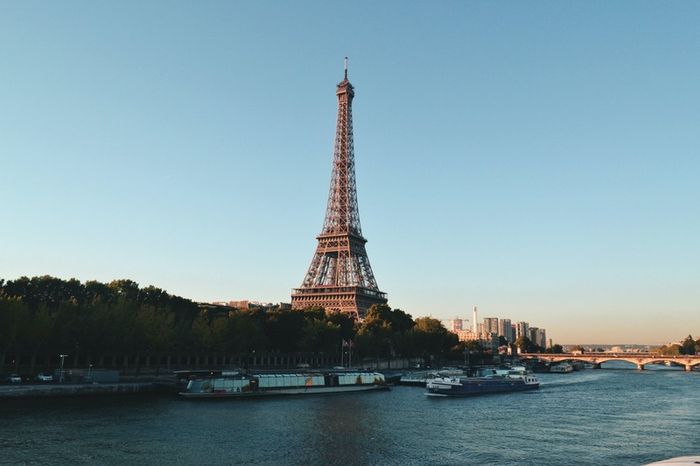 Tháp Eiffel vươn cao trong bức tranh tuyệt vời của Paris