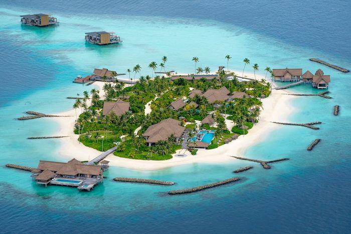 Maldives là điểm đến tuyệt vời thu hút nhiều du khách bởi vẻ đẹp độc đáo và đa dạng của nó.