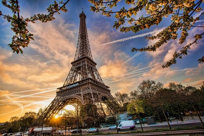 Tháp Eiffel vươn mình nơi Paris hoa lệ 7