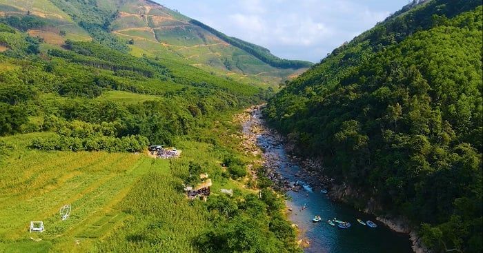 Thiên nhiên hoang sơ ở xung quanh thác