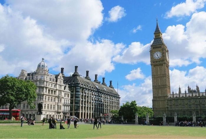 Thưởng ngoạn Đồng hồ Big Ben, một công trình thanh bình bên dòng sông Thames 4