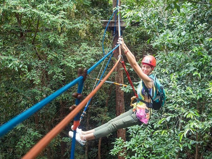 Thư giãn giữa dòng nước biển xanh mát tại Koh Rong là một trải nghiệm không thể quên.