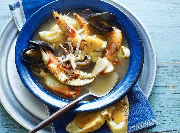 Súp cá Bouillabaisse đặc sản nổi tiếng từ vùng Marseille, Pháp