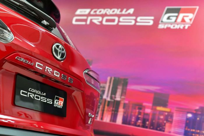 Hình ảnh chi tiết của Toyota Corolla Cross 2024 phiên bản GR Sport (2024-toyota-corolla-cross-gr-sport-11.jpg)