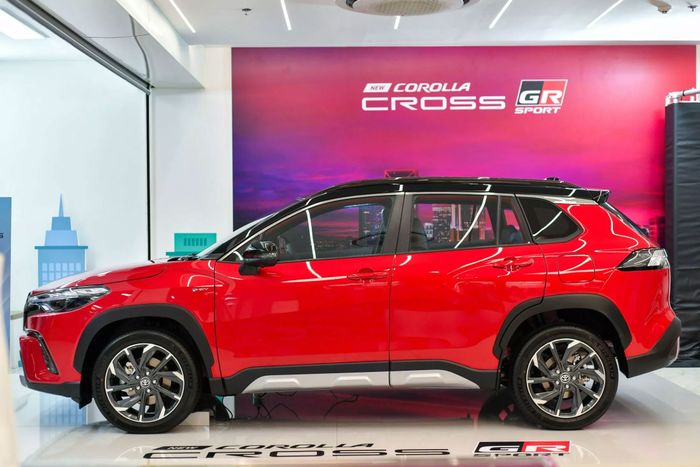 Hình ảnh chi tiết của Toyota Corolla Cross 2024 phiên bản GR Sport (2024-toyota-corolla-cross-gr-sport-29.jpg)