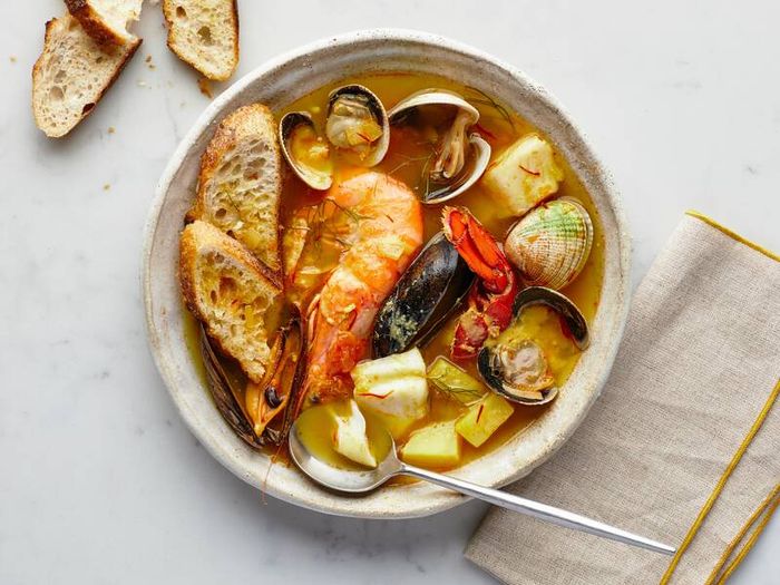 Súp cá Bouillabaisse là một món đặc sản nổi tiếng của vùng Marseille, Pháp.