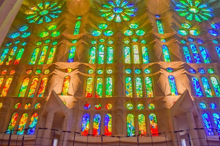 Thánh đường Sagrada Familia là một kiệt tác kiến trúc tại Tây Ban Nha, thu hút sự chú ý của khách tham quan và các tín đồ