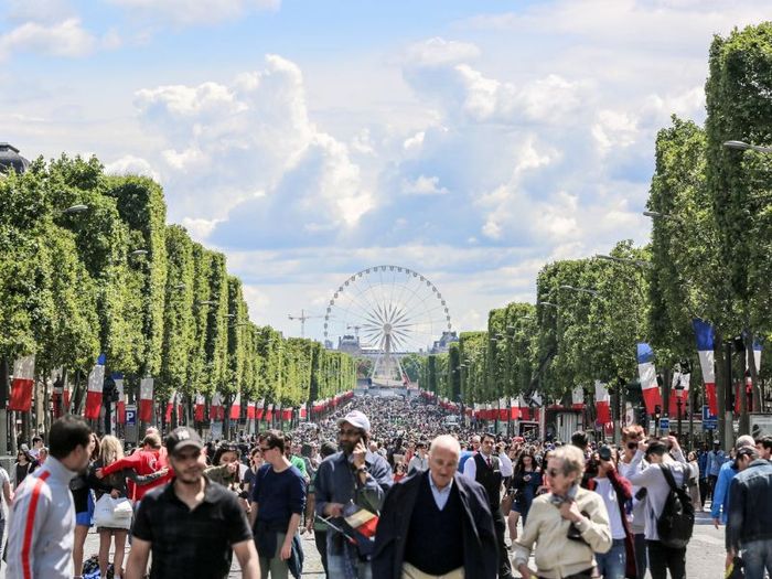 Dạo bước trên con đường lừng danh Champs-Élysées của Paris.