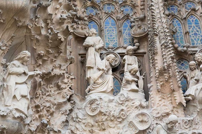 Thánh đường Sagrada Familia là một kiệt tác kiến trúc tại Tây Ban Nha, mang lại sự hùng vĩ và ấn tượng