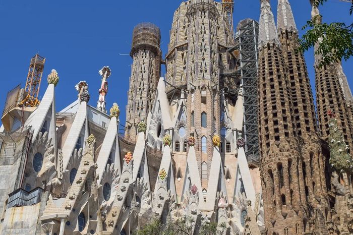 Thánh đường Sagrada Familia là một kiệt tác kiến trúc tại Tây Ban Nha, không thể phủ nhận sự ấn tượng của nó