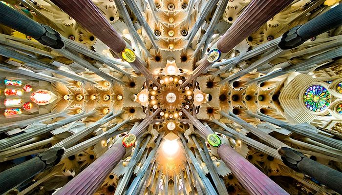 Thánh đường Sagrada Familia là một kiệt tác kiến trúc tại Tây Ban Nha, gây ấn tượng mạnh mẽ cho mọi người