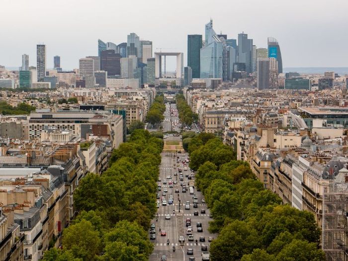 Một bước chân trên đại lộ Champs-Élysées danh tiếng của Paris.