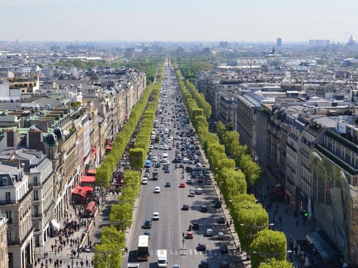 Lang thang trên con đường danh tiếng Champs-Élysées của Paris 2