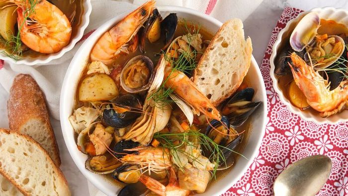 Bouillabaisse thường được thưởng thức kèm với bánh mì nướng.