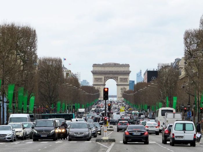 Dạo bước trên con đường nổi tiếng Champs-Élysées của Paris.