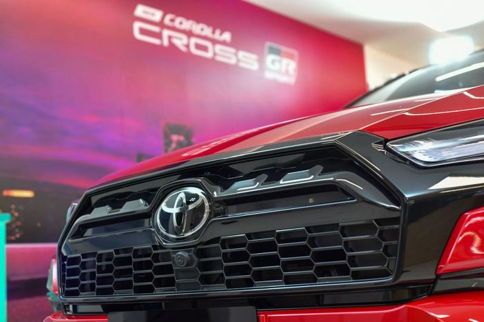 Hình ảnh chi tiết của Toyota Corolla Cross 2024 phiên bản GR Sport (2024-toyota-corolla-cross-gr-sport-7.jpg)