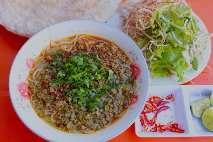 Một tô bún rạm đầy ắp topping hấp dẫn.