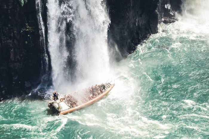 Khám phá vẻ đẹp hùng vĩ của thác Iguazu