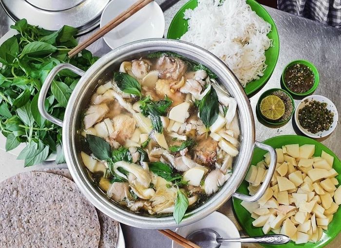 Lẩu gà lá é Đà Lạt