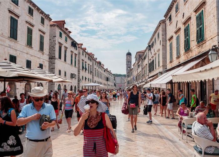 Dubrovnik, một thành phố cổ xưa, tỏa sáng như viên ngọc quý giữa vùng biển Adriatic.