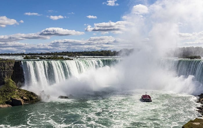 Thác Niagara, một kỳ quan thiên nhiên đầy cảm hứng ở Mỹ và Canada, không ngừng thu hút du khách.