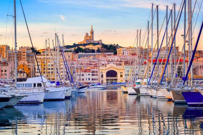 Marseille, thành phố cảng mang trong mình dấu ấn lịch sử và văn hóa của nước Pháp, vẫn tựa như một viên ngọc quý rực rỡ giữa biển cả thời gian.