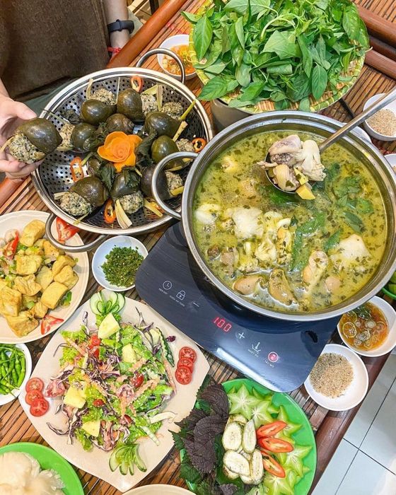 Lẩu gà lá é Đà Lạt