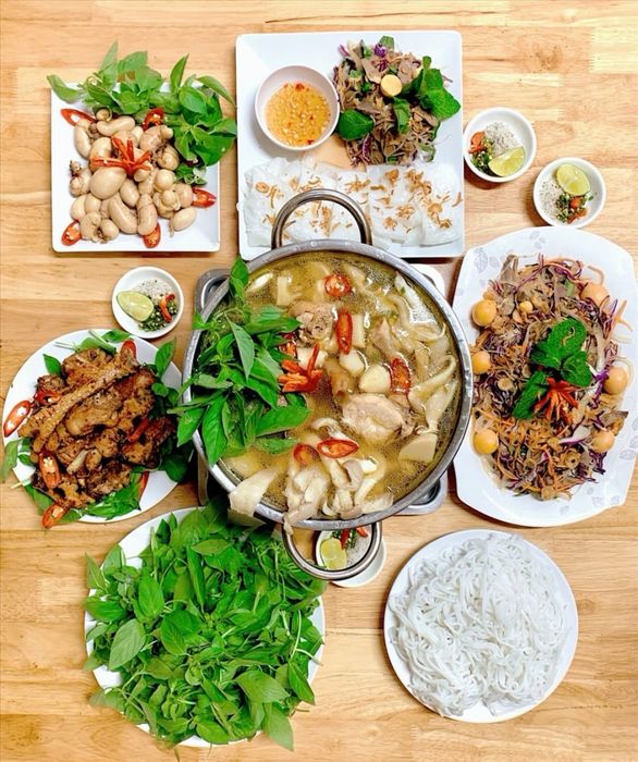 Lẩu gà lá é Đà Lạt