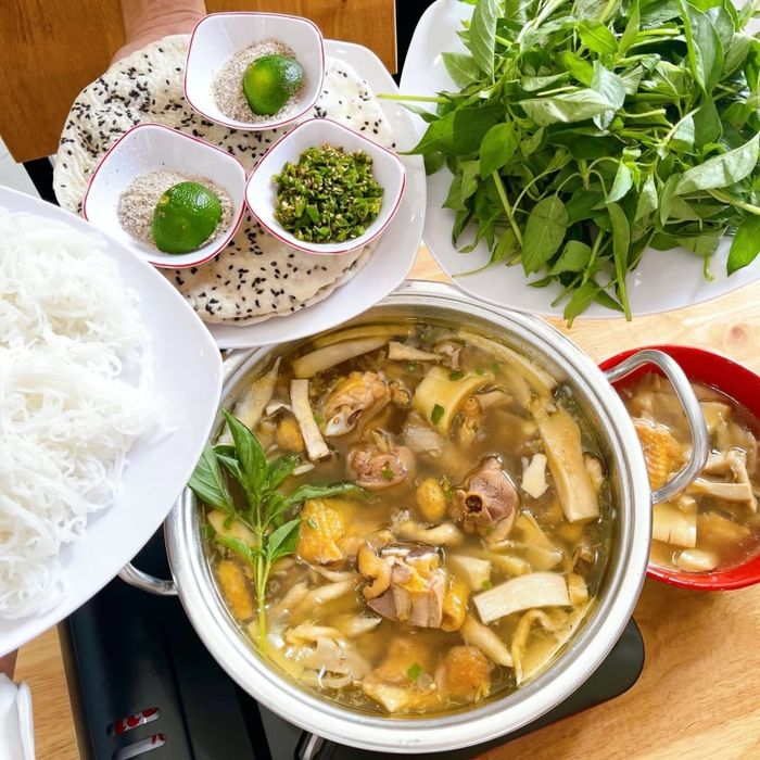 Lẩu gà lá é Đà Lạt