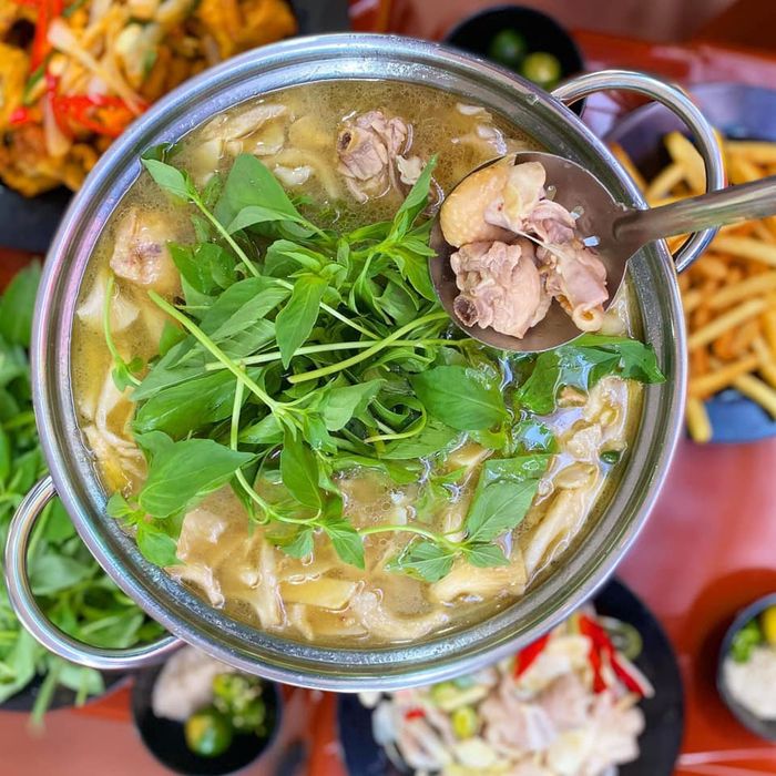 Lẩu gà lá é Đà Lạt