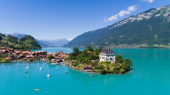 Có một cô gái thơ mộng tại Iseltwald bên hồ Brienz