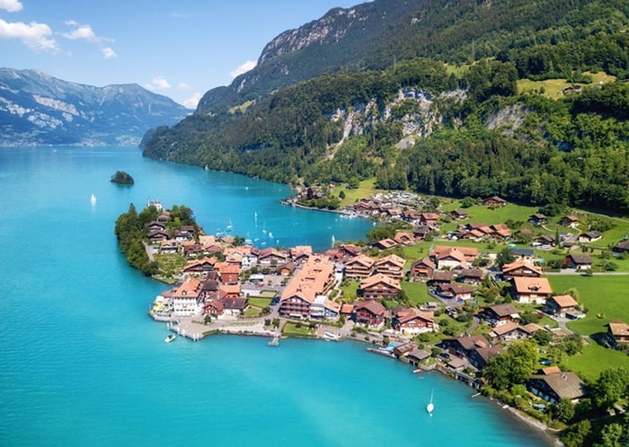 Interlaken là lối vào kỳ diệu đưa du khách đến với thế giới cổ tích của Thụy Sĩ, nơi mà vẻ đẹp tự nhiên hòa quyện với truyền thống lịch sử.