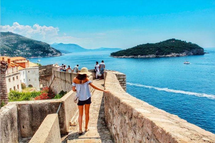 Dubrovnik, một thành phố cổ xưa, tỏa sáng như viên ngọc quý giữa vùng biển Adriatic.