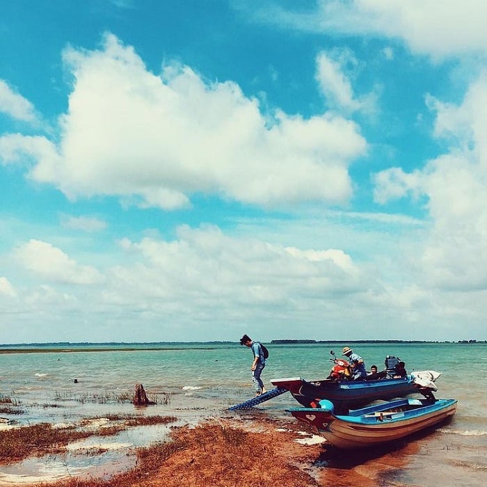 Bạn có thể đi từ hồ Dầu Tiếng đến đảo Nhím Tây Ninh bằng thuyền, cano hoặc xuồng. (Nguồn ảnh: @hoangbach.br)