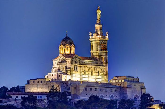 Marseille, thành phố cảng mang trong mình dấu ấn lịch sử và văn hóa của nước Pháp, vẫn tựa như một viên ngọc quý rực rỡ giữa biển cả thời gian.